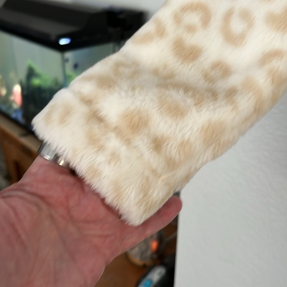 🤍🐆SUPER SOFT SWEATSHIRT CREME LEOPARD PATTERN SZ M(7/8) EXCELLENT CONDITION! - Picture 4 of 6